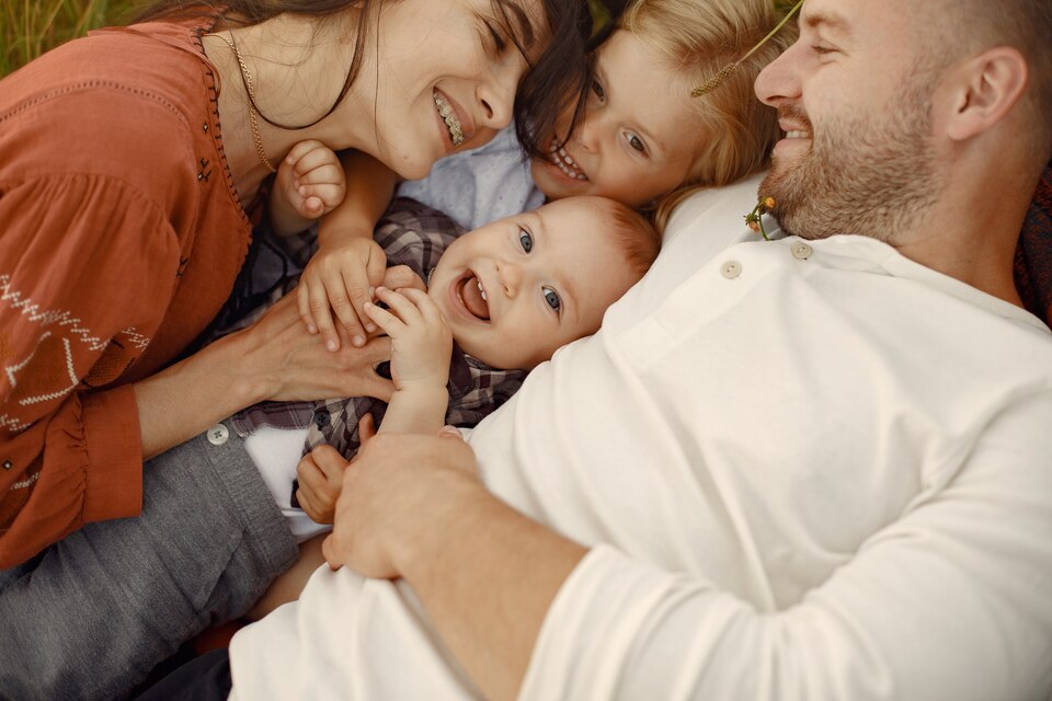 [fpdl.in]_family-with-cute-little-child-father-in-a-white-shirt_1157-39591_large (1).jpg